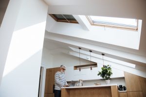 Czym się kierować wybierając rolety do okien dachowych?